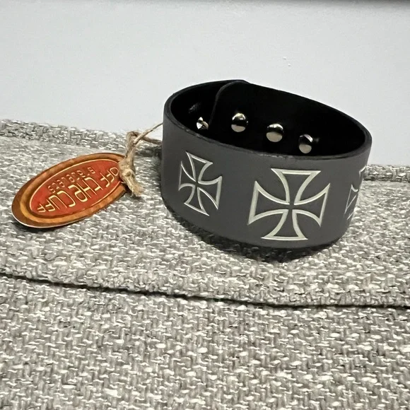 Y2K NWT faux leather wristband iron cross. Three metal snaps adjust for wrists - Picture 3 of 4